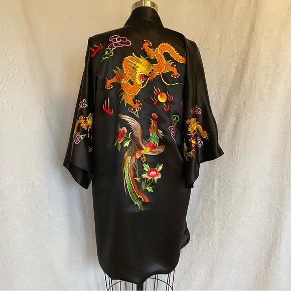 Vtg silk and silk lined hand embroidered  black Kimono. EUC Unisex - Picture 2 of 12